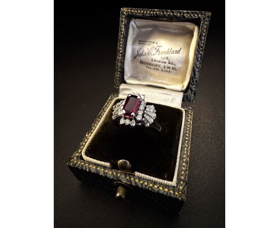 Anello  in  Platino  con  Rubino  e  Diamanti  