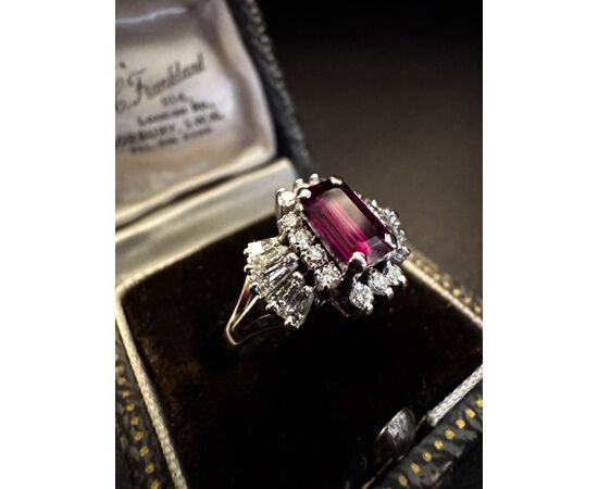 Anello  in  Platino  con  Rubino  e  Diamanti  
