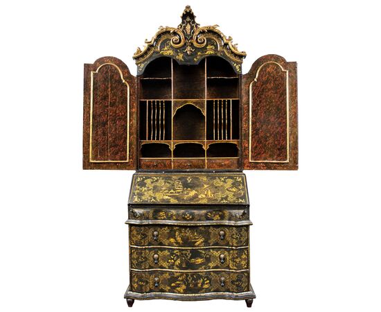 Trumeau a due corpi in legno laccato, dorato e dipinto. Venezia, prima metà XVIII secolo.