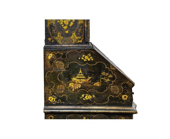 Trumeau a due corpi in legno laccato, dorato e dipinto. Venezia, prima metà XVIII secolo.