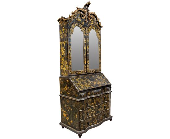 Trumeau a due corpi in legno laccato, dorato e dipinto. Venezia, prima metà XVIII secolo.