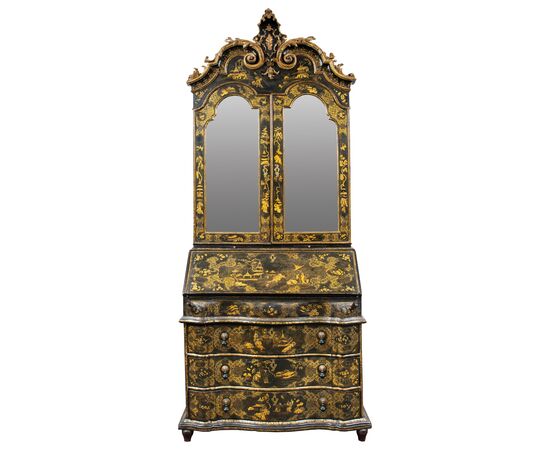 Trumeau a due corpi in legno laccato, dorato e dipinto. Venezia, prima metà XVIII secolo.