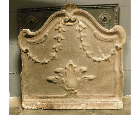 p022 - cast iron plate with central leaf and festoons, size cm 61 xh 61     