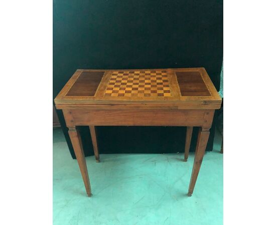 Tavolino da gioco in ciliegio intarsiato con altri legni ( palissandro e altro).
