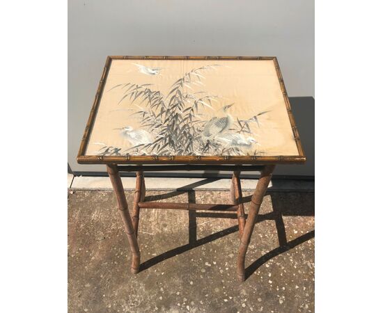 Tavolino in bambu’ con piano rivestito in seta ricamata con raffigurazione di aironi.Cina.