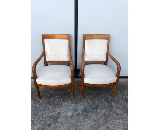Coppoa of armchairs in blond walnut period.     