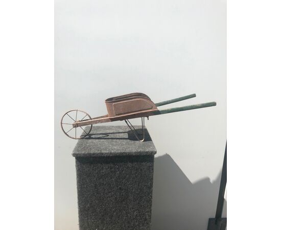 Modello-giocattolo di carriola in legno e metallo.
