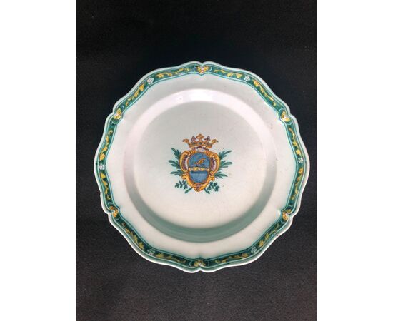 Majolica plate with noble coat of arms. Cerreto Sannita.     