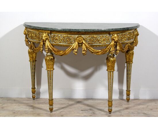 RISERVATA Importante e rara consolle a mezzaluna neoclassica in legno intagliato laccato e dorato, Torino, Francesco Bolgiè attr., fine XVIII secolo
