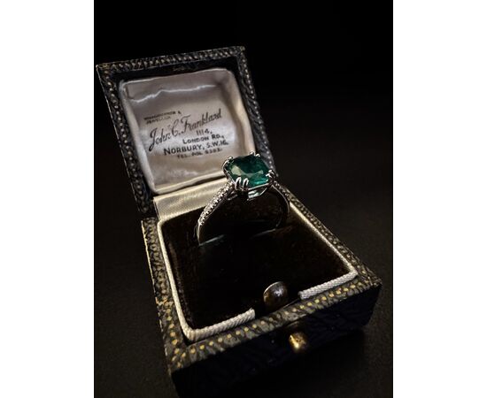 Anello  con Smeraldo  e  Diamanti 