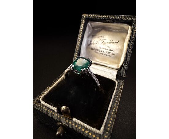 Anello  con Smeraldo  e  Diamanti 
