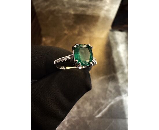 Anello  con Smeraldo  e  Diamanti 
