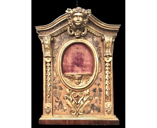 Pannello cornice con mensola in legno intagliato,laccato e dorato.