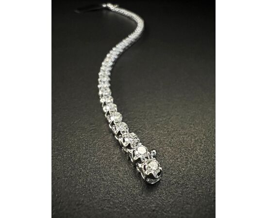 Bracciale  tennis  in  oro  bianco  e  Diamanti  di  Colore   E-F  per  4 ct.