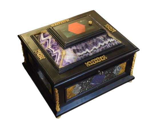 Stipo cofanetto Legno ebanizzato decorato con pietre dure policrome e bronzi dorati