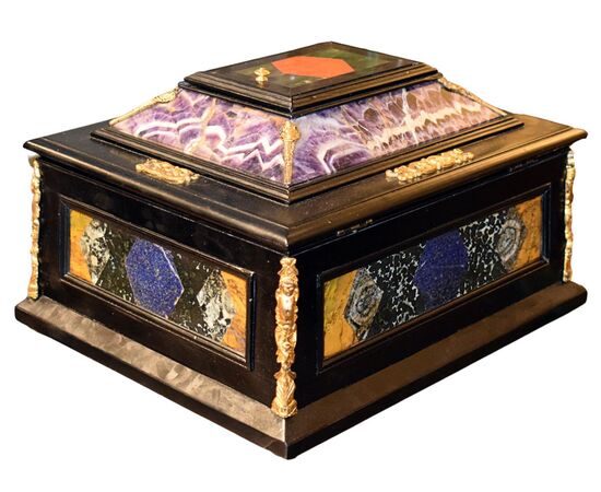 Stipo cofanetto Legno ebanizzato decorato con pietre dure policrome e bronzi dorati