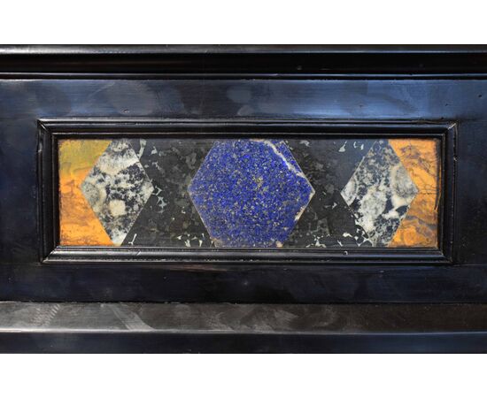 Stipo cofanetto Legno ebanizzato decorato con pietre dure policrome e bronzi dorati