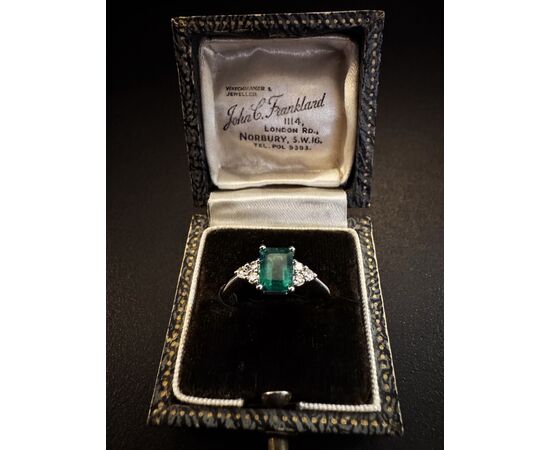 Anello  con  Smeraldo  e  Diamanti  