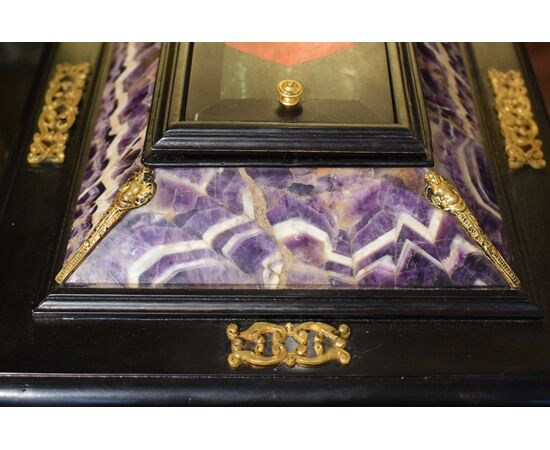 Stipo cofanetto Legno ebanizzato decorato con pietre dure policrome e bronzi dorati