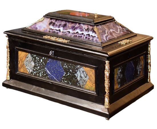 Stipo cofanetto Legno ebanizzato decorato con pietre dure policrome e bronzi dorati