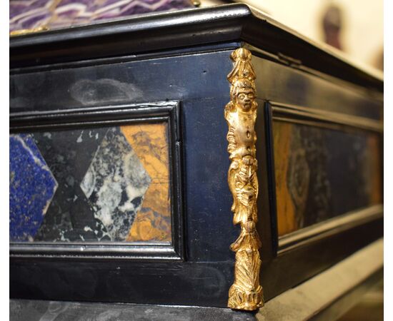 Stipo cofanetto Legno ebanizzato decorato con pietre dure policrome e bronzi dorati