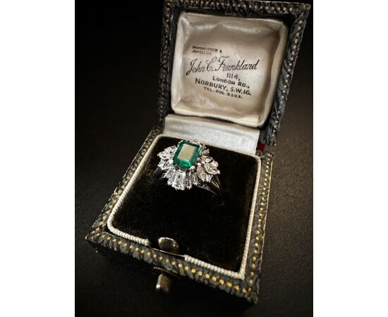 Anello  in  Platino  con   Smeraldo  e   Diamanti  