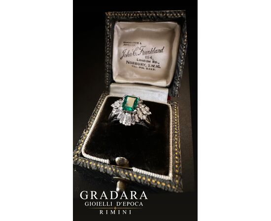 Anello  in  Platino  con   Smeraldo  e   Diamanti  