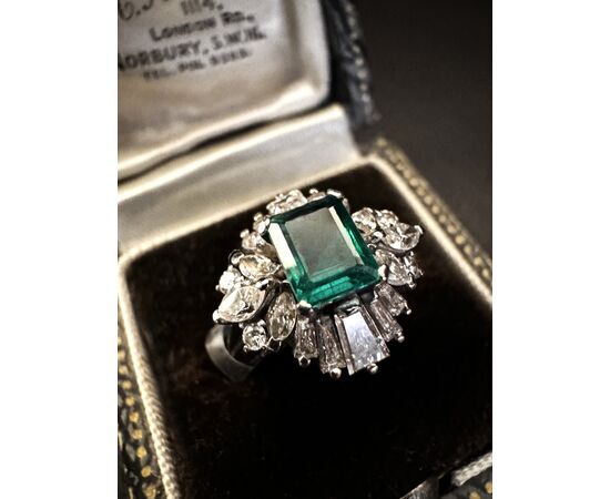 Anello  in  Platino  con   Smeraldo  e   Diamanti  