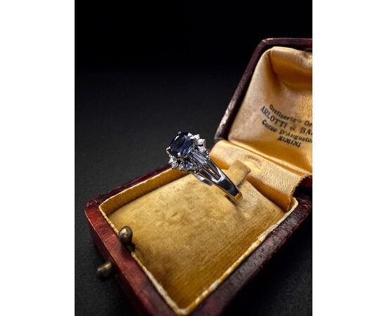 Anello  in  Platino  con  Zaffiro  e  Diamanti  