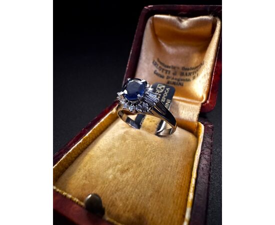 Anello  in  Platino  con  Zaffiro  e  Diamanti  