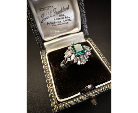 Anello  in  Platino  con   Smeraldo  e   Diamanti  