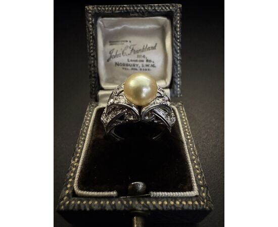 Anello  "  Art  -  Dèco "  in  Platino  con  Diamanti  e  Perla 