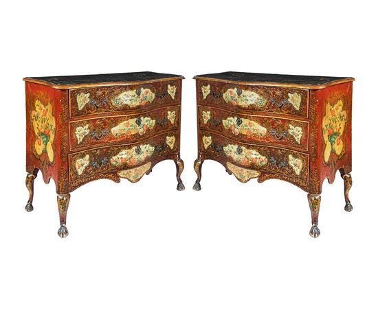 Coppia di importanti cassettoni in legno intagliato, laccato e dipinto. Palermo, XVIII secolo.