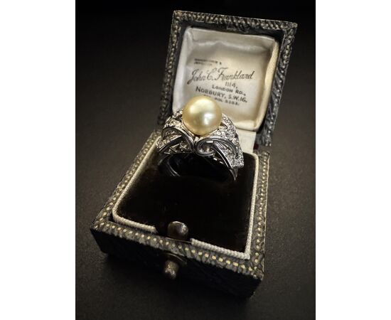 Anello  "  Art  -  Dèco "  in  Platino  con  Diamanti  e  Perla 