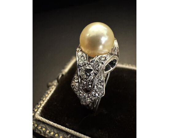 Anello  "  Art  -  Dèco "  in  Platino  con  Diamanti  e  Perla 