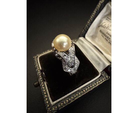 Anello  "  Art  -  Dèco "  in  Platino  con  Diamanti  e  Perla 