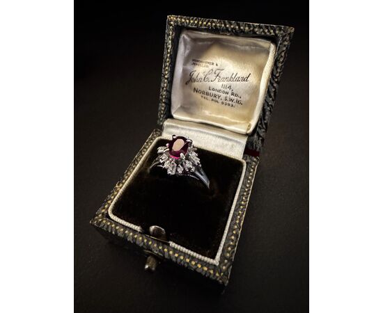 Anello  in  Platino  con  Rubino e  Diamanti  