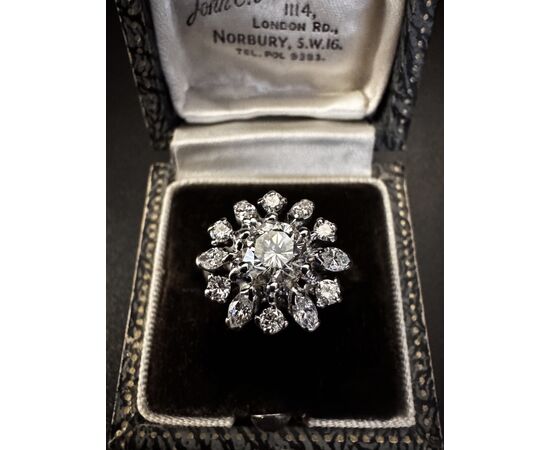 Anello  con  Diamanti  centrale  0.90 ct.