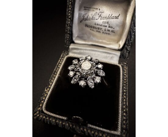 Anello  con  Diamanti  centrale  0.90 ct.