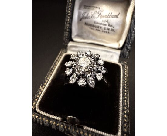 Anello  con  Diamanti  centrale  0.90 ct.