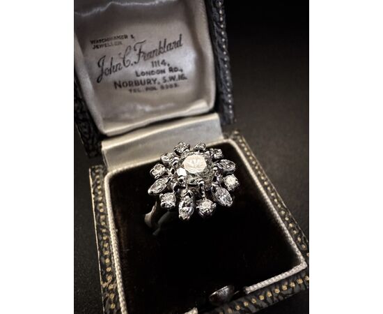 Anello  con  Diamanti  centrale  0.90 ct.