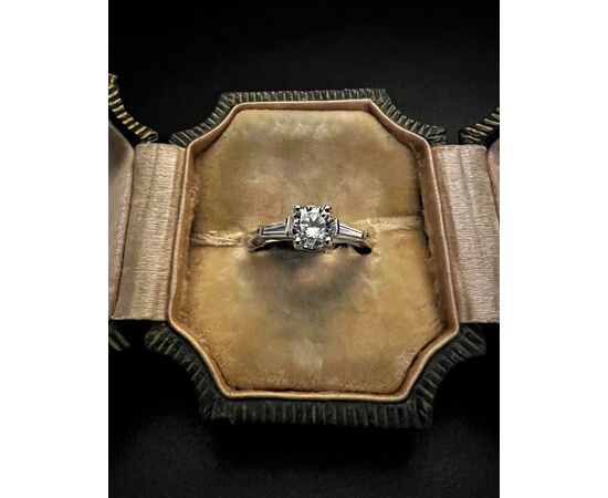 Anello Solitario in Oro Bianco con Diamanti