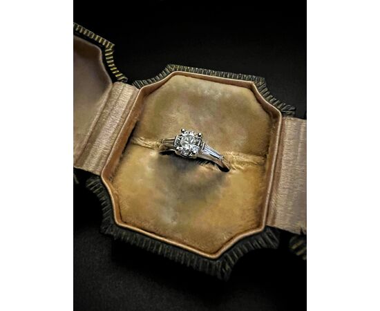 Anello Solitario in Oro Bianco con Diamanti