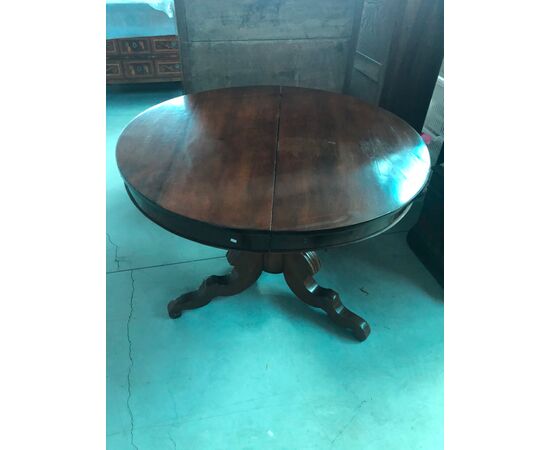 Extendable round table in walnut with central leg and 3 feet. Liguria.     