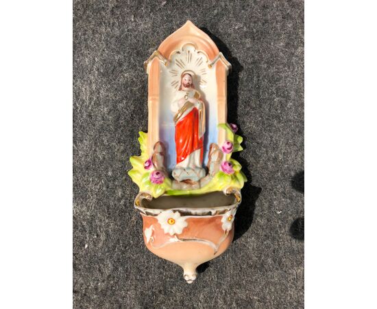 Acquasantiera in porcellana con raffigurazione di Gesù e motivi floreali.Italia.