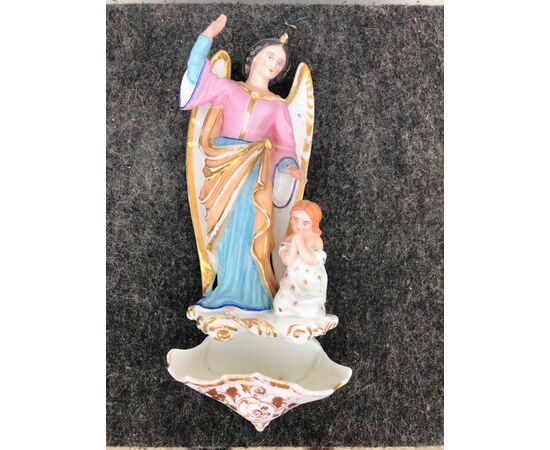 Acquasantiera in porcellana con figura di Angelo e fanciullo,”.Francia.