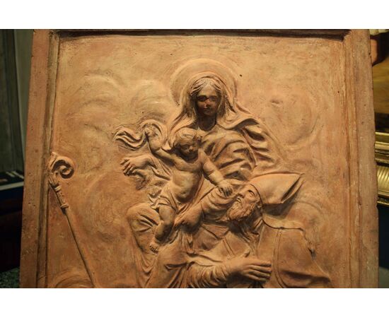 Cerchia di B. Mazzuoli - XVII-XVIII secolo - Madonna con Bambino, San Nicola da Bari e angioletto  Terracotta 