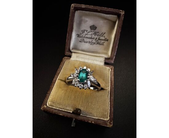 Anello  in  Platino  con  Smeraldo  e  Diamanti  