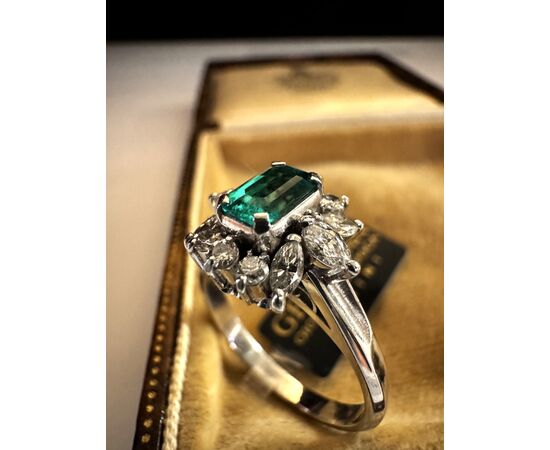 Anello  in  Platino  con  Smeraldo  e  Diamanti  