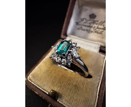 Anello  in  Platino  con  Smeraldo  e  Diamanti  